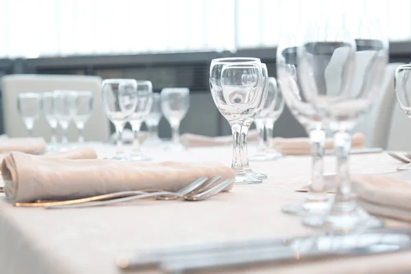 Tafel Het Restaurant Geserveerd Met Glazen Servetten Bestek — Stockfoto