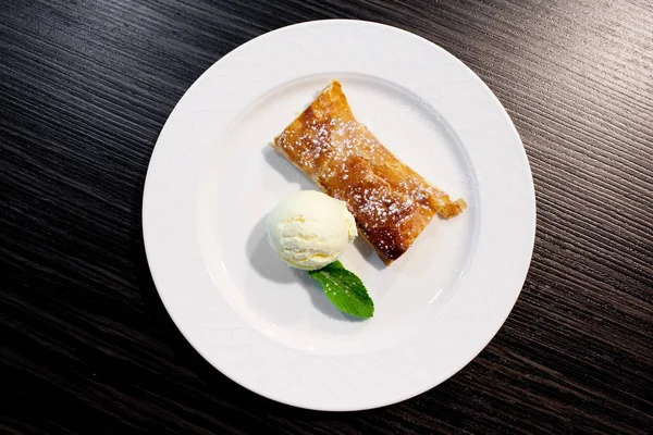 Apple meyveli turta ve dondurma plaka üzerinde