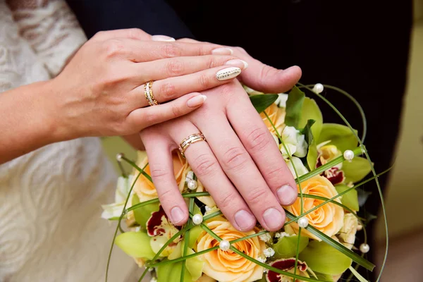 Noiva Noivo Mãos Com Anéis Casamento — Fotografia de Stock