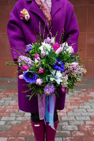 Femme Tenant Beau Bouquet Fleurs — Photo