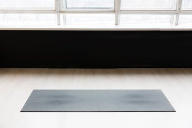 Yoga mat katta spor salonu