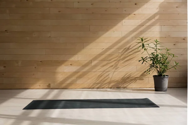 Yoga mat penceresinden gölgeler ile katta