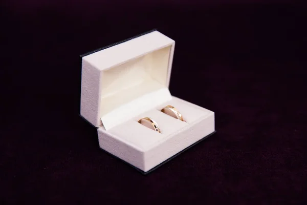 Goldene Eheringe Der Box Für Ringe — Stockfoto