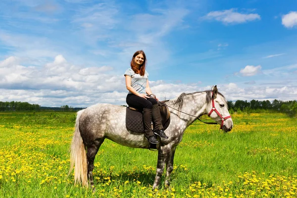 Mujer Montando Caballo Gris Campo Fotos De Stock Sin Royalties Gratis