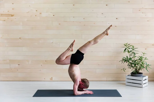 Hombre Deportivo Practicando Yoga Soporte Cabeza Ejercicio Sirsasana —  Fotos de Stock