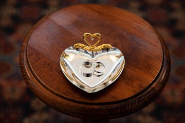 Nişan altın yüzük yüzük için stand