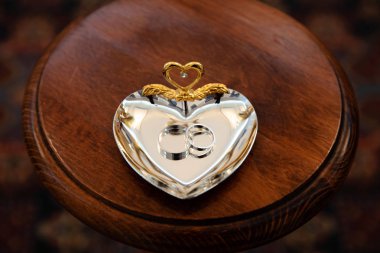 Nişan altın yüzük yüzük için stand