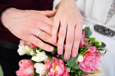 Damat ve gelin ile yüzük ve gelin buketi