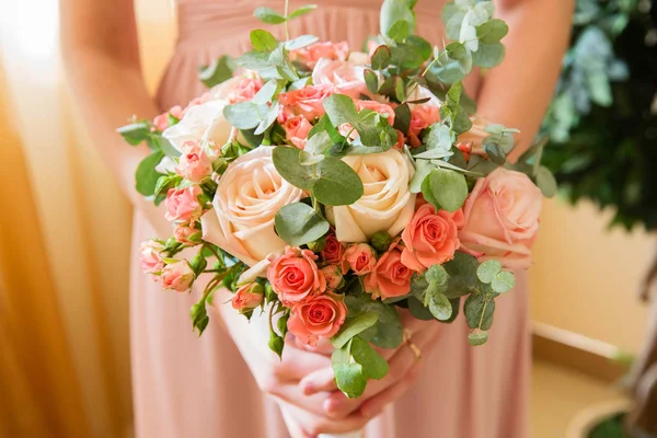 Beau Bouquet Mariage Fleurs Dans Les Mains Des Mariées — Photo