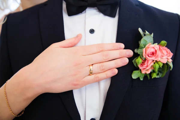 Casamento Boutonniere Terno Noivo Noivas Mão — Fotografia de Stock