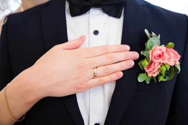 Esküvői Boutonniere Ruha Vőlegény Menyasszony Kezét — Stock Fotó