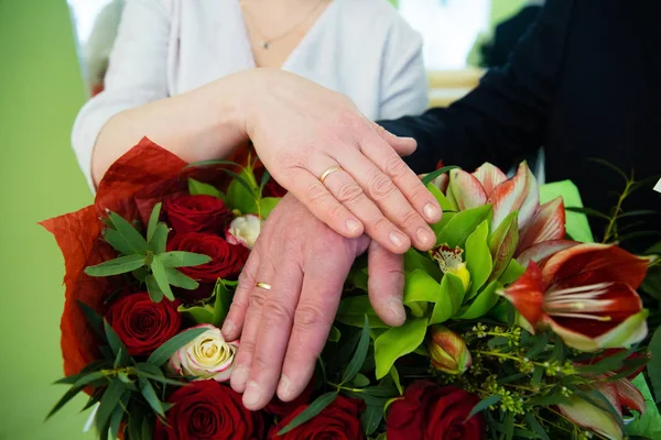 Mani Dello Sposo Della Sposa Con Anelli Bouquet Sposa — Foto Stock