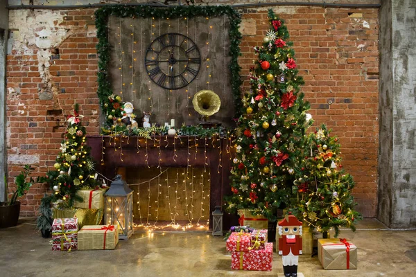 Árbol Navidad Con Regalos Chimenea Fotos de stock libres de derechos