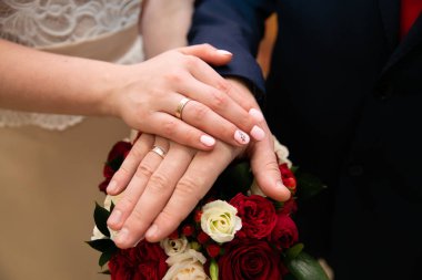 Gelin ve damat elleri ile alyans