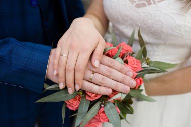 Gelin ve damat elleri ile alyans