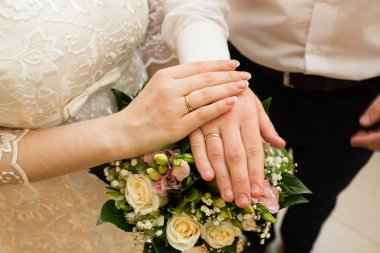 Gelin ve damat elleri ile alyans