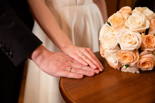 Noiva Noivo Mãos Com Anéis Casamento — Fotografia de Stock