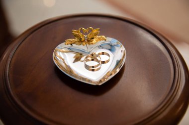 Yüzükler için altın alyanslar