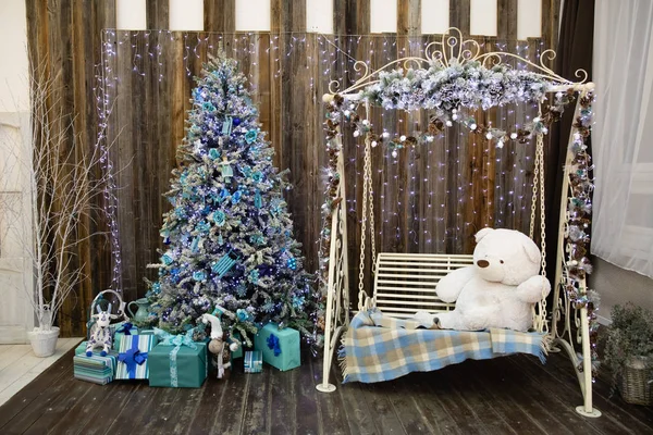 Sala Estar Tradicional Adornada Con Decoraciones Navidad Árbol Imagen de archivo