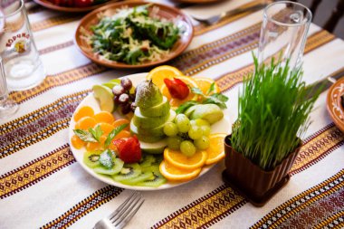 Bir restoranda şenlikli masada meyve ile Tabak