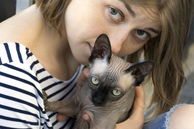 Kız yelek, kız ve kedi l, kollarını kel kedi