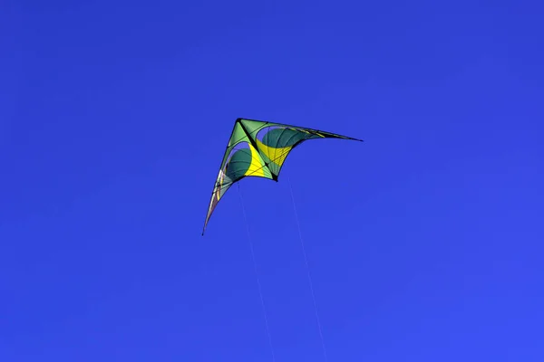 Воздушный змей парит, летит в голубом небе — стоковое фото