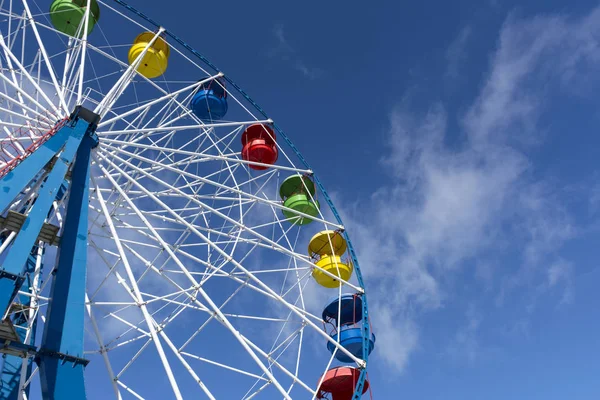 Roata Ferris, uita-te la partea de jos, Ziua Însorită, cer albastru, nori, attr — Fotografie, imagine de stoc