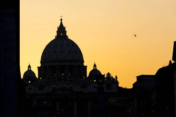 Vista do templo de São Pedro em Roma ao pôr do sol — Fotografia de Stock