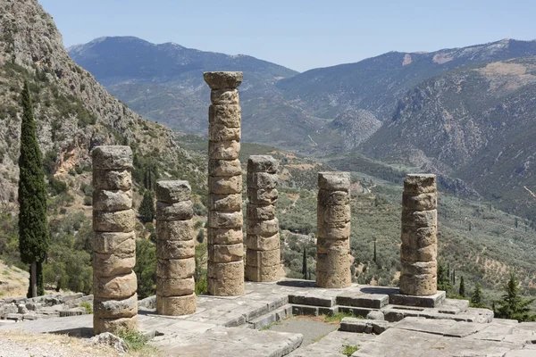 Paisagem montanhosa com ruínas antigas do templo de Apolo — Fotografia de Stock