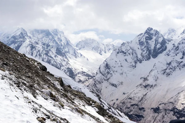 Berggipfel im Schnee, die Kaukasusberge — Stockfoto