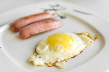 1 sahanda yumurta ve sosis tabakta, Odaya Servis Kahvaltı