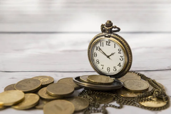 Tempo e denaro, quadrante, mani, orologio da tasca su una grande varietà di — Foto Stock