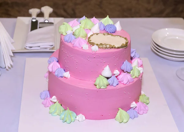Slavnostní dort pokrytý růžová poleva, cukr melasu, dezert, s — Stock fotografie
