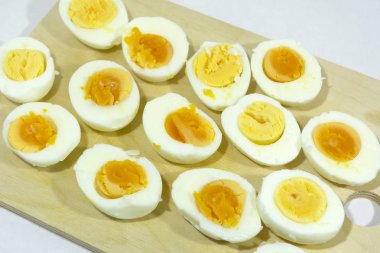 dilimlenmiş haşlanmış yumurta, protein, sağlıklı yemek, Kahvaltı