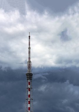 TV ve radyo kulesi ile bulutlar gökyüzü karşı
