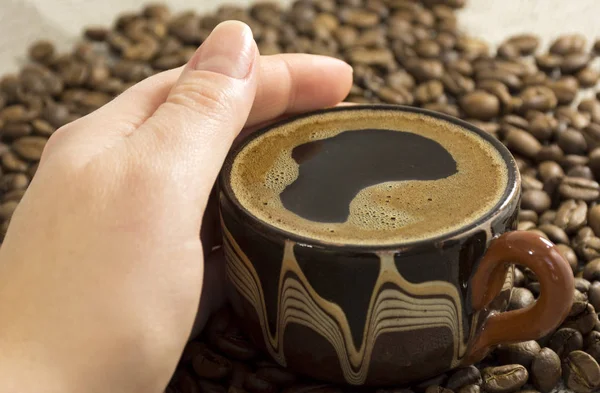 Female hand holding a Cup of coffee — Stock Photo, Image