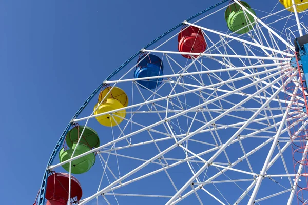 Riesenrad, sonniger Tag, blauer Himmel, Attraktion, Vergnügen — Stockfoto