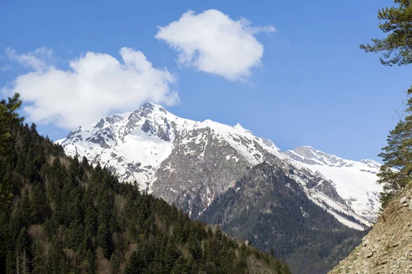 Montañas del Cáucaso en primavera — Foto de Stock