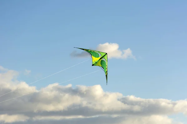 Kite rusar i moln, blå himmel, solig dag, flyga — Stockfoto