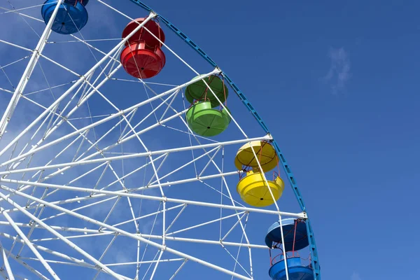 Roata ferris cu cabine colorate pe fundalul cerului albastru — Fotografie, imagine de stoc