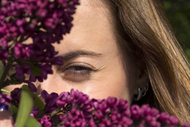 kadının gözleri, Eflatun çiçekler arasında kız
