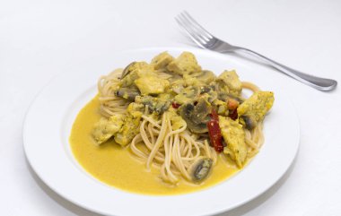 makarna tavuk fileto, mantar ve krema sos w biber