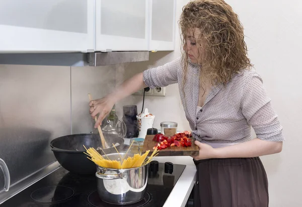 makarna, spagetti aşçılar, kız bir tahta ile dilimlenmiş tutar 