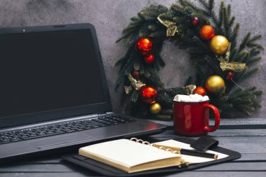 Laptop ve günlüğün yanında lokum olan bir fincan kakao, Chr.