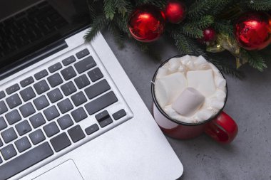 Laptop, sıcak çikolatalı kırmızı kupa, lokum kakao, fi