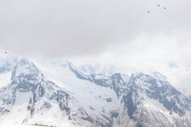 Dağ zirveleri ve yamaçlar karla kaplı, kışın Cauca 'da