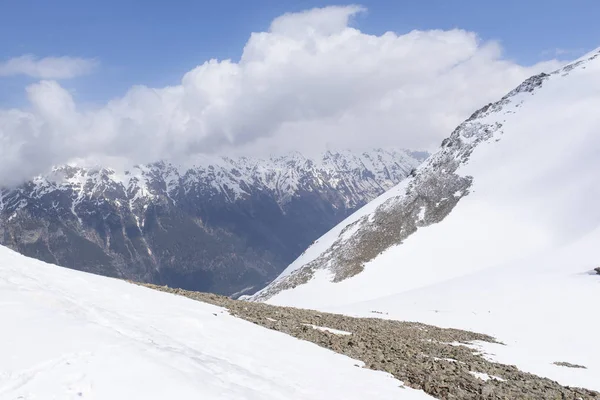 Laderas de montaña y picos en la nieve en invierno Día soleado, Norte de Cau —  Fotos de Stock