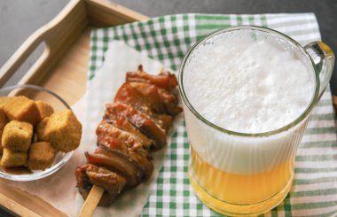 köpüklü arpa birası, kraker, füme balık.,