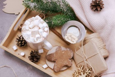 Kakao, kremalı sıcak çikolata ve tarçın, ladin kepeği