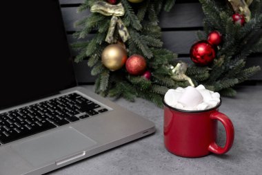 Sıcak çikolatalı, kakaolu ve marşmelovlu 1 kırmızı kupa.